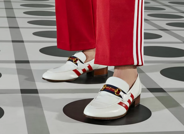 Sepatu Moccasin dengan Perpaduan Warna Berani